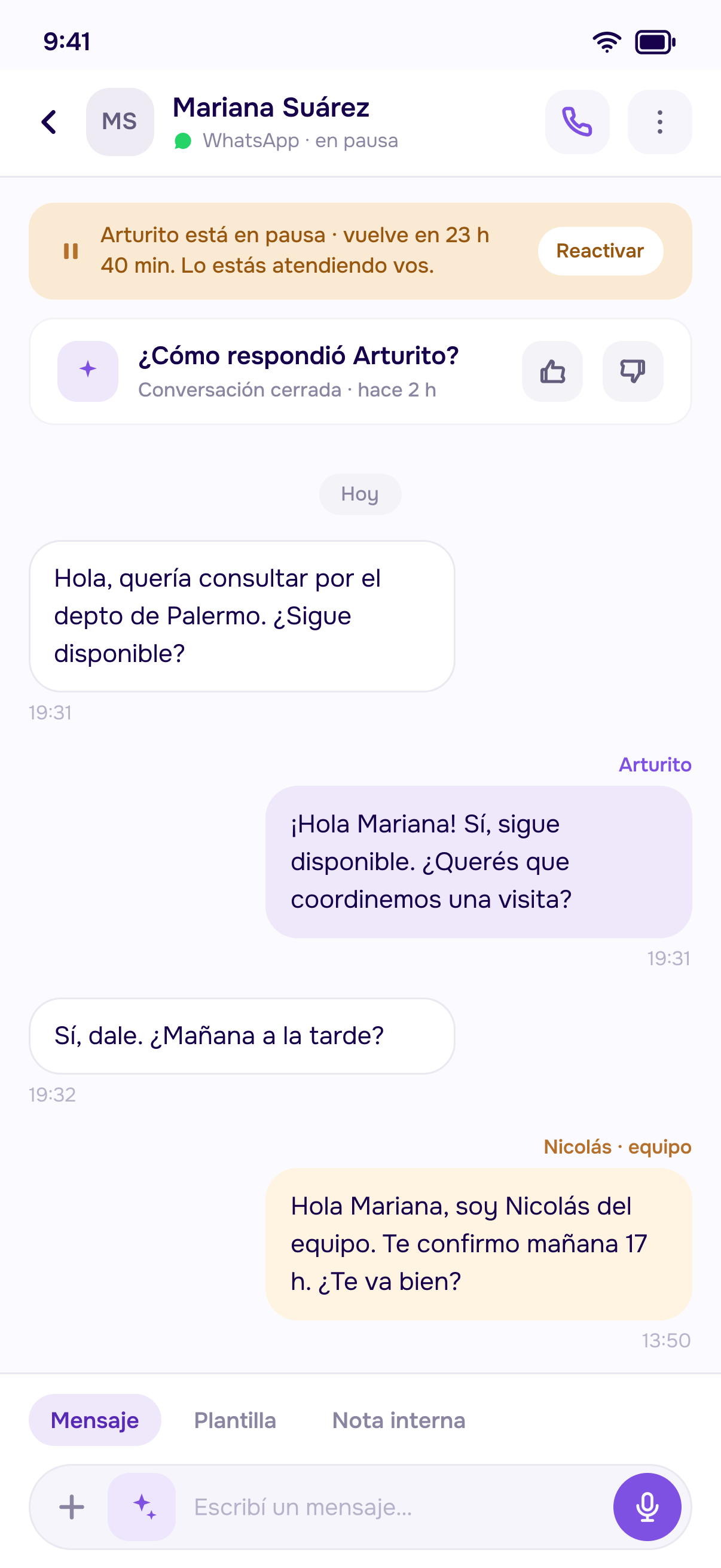 Hilo de conversación de la app con respuestas de Arturito y del equipo, y el banner de agente en pausa