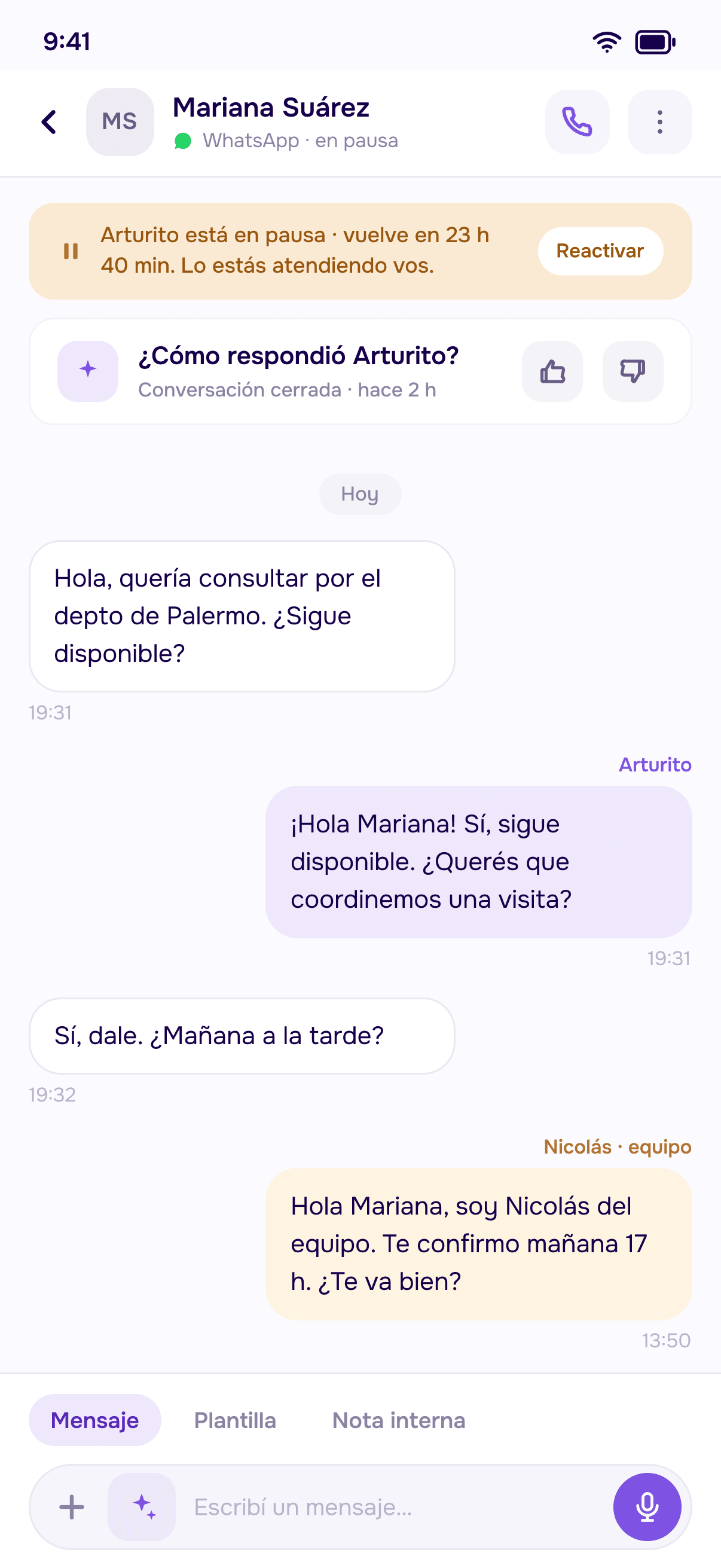 Hilo de conversación de la app con respuestas de Arturito y del equipo, y el banner de agente en pausa