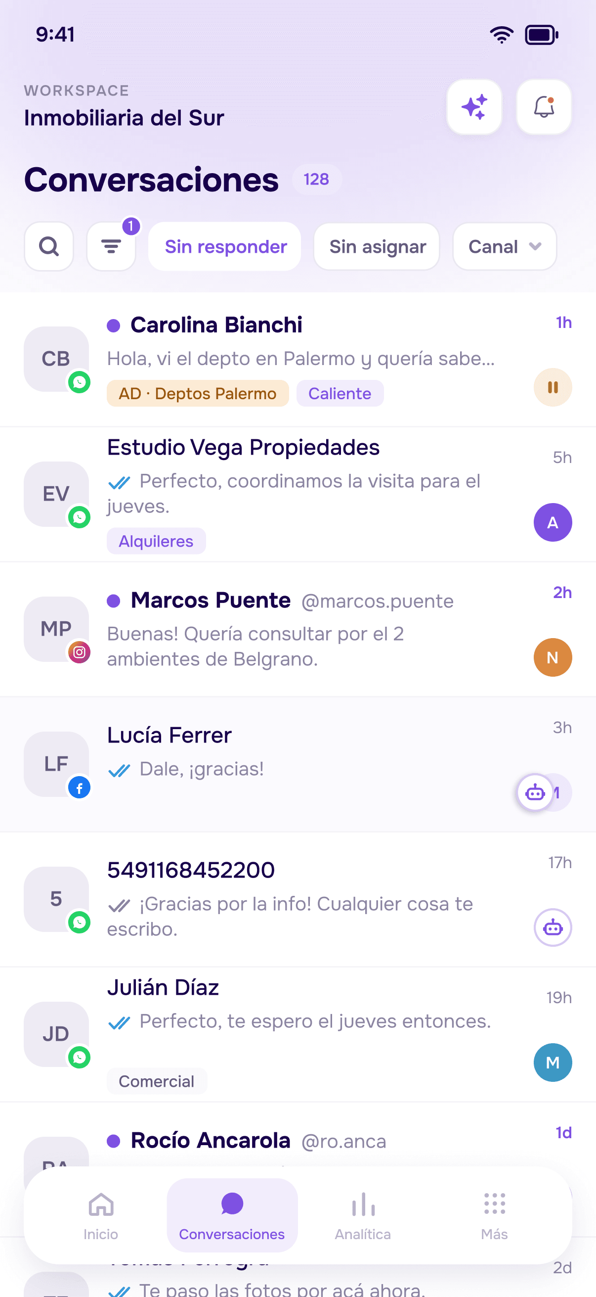 Pantalla de conversaciones de la app: bandeja unificada con contacto, último mensaje, canal y responsable