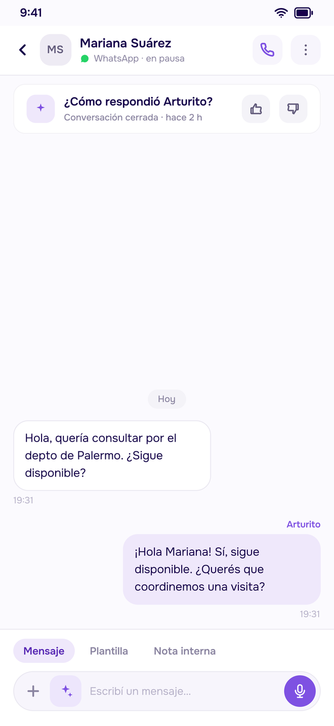 Pantalla de la app: Arturito respondiendo por su cuenta una consulta de WhatsApp, con la opción de calificar cómo respondió.