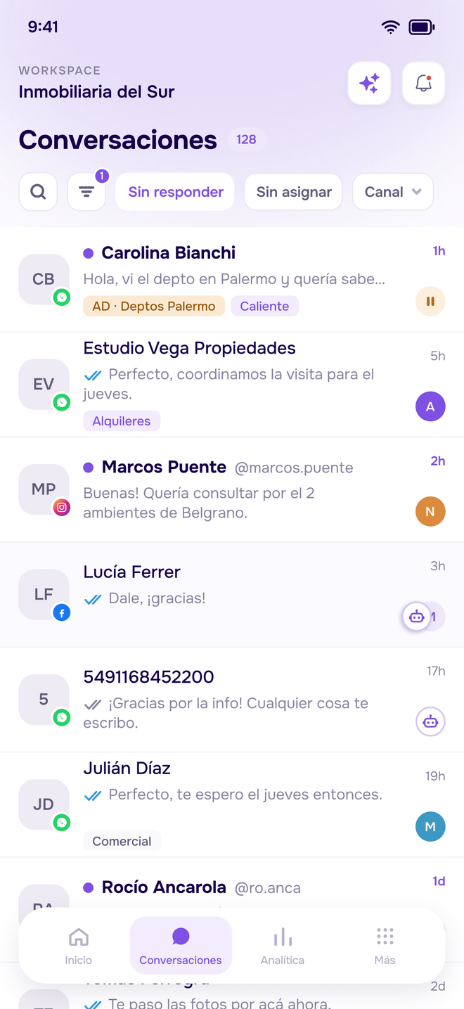 Pantalla de conversaciones de la app: bandeja unificada con contacto, último mensaje, canal y responsable